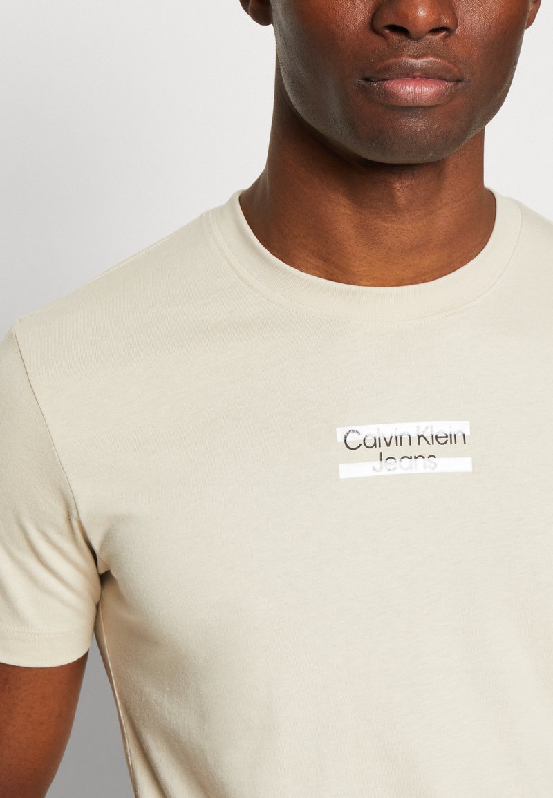 Calvin Klein Jeans TRANSPARENT STRIPE LOGO TEE - T-Shirt Print - Classic Beige