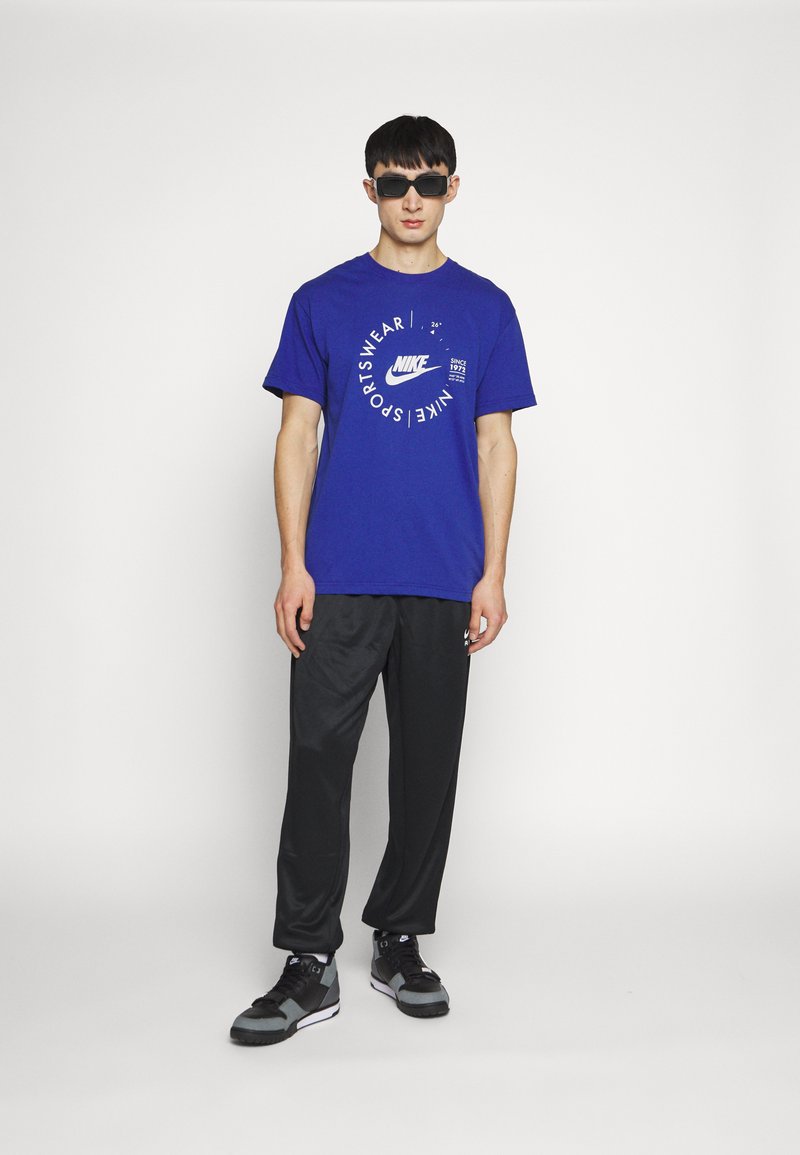 Nike Sportswear TEE - T-Shirt Print - Deep Royal Blue/light Bone