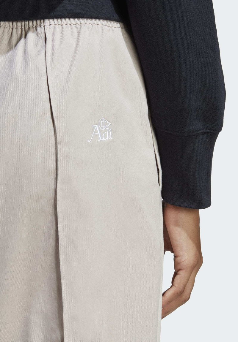 Adidas Sportswear WITH HEALING CRYSTALS INSPIRED GRAPHICS - Jogginghose - Taupe/white