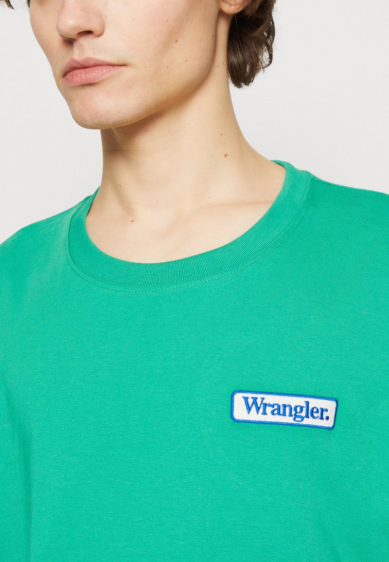 Wrangler LOGO TEE - T-Shirt Basic - Leprechaun Green