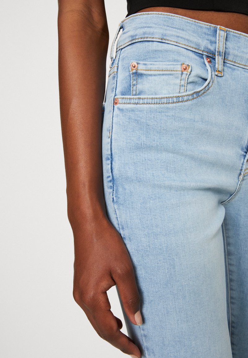 Gina Tricot LOW WAIST - Jeans Bootcut - Sky Blue