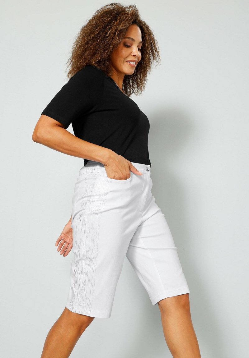 BERMUDA - Shorts - Weiß