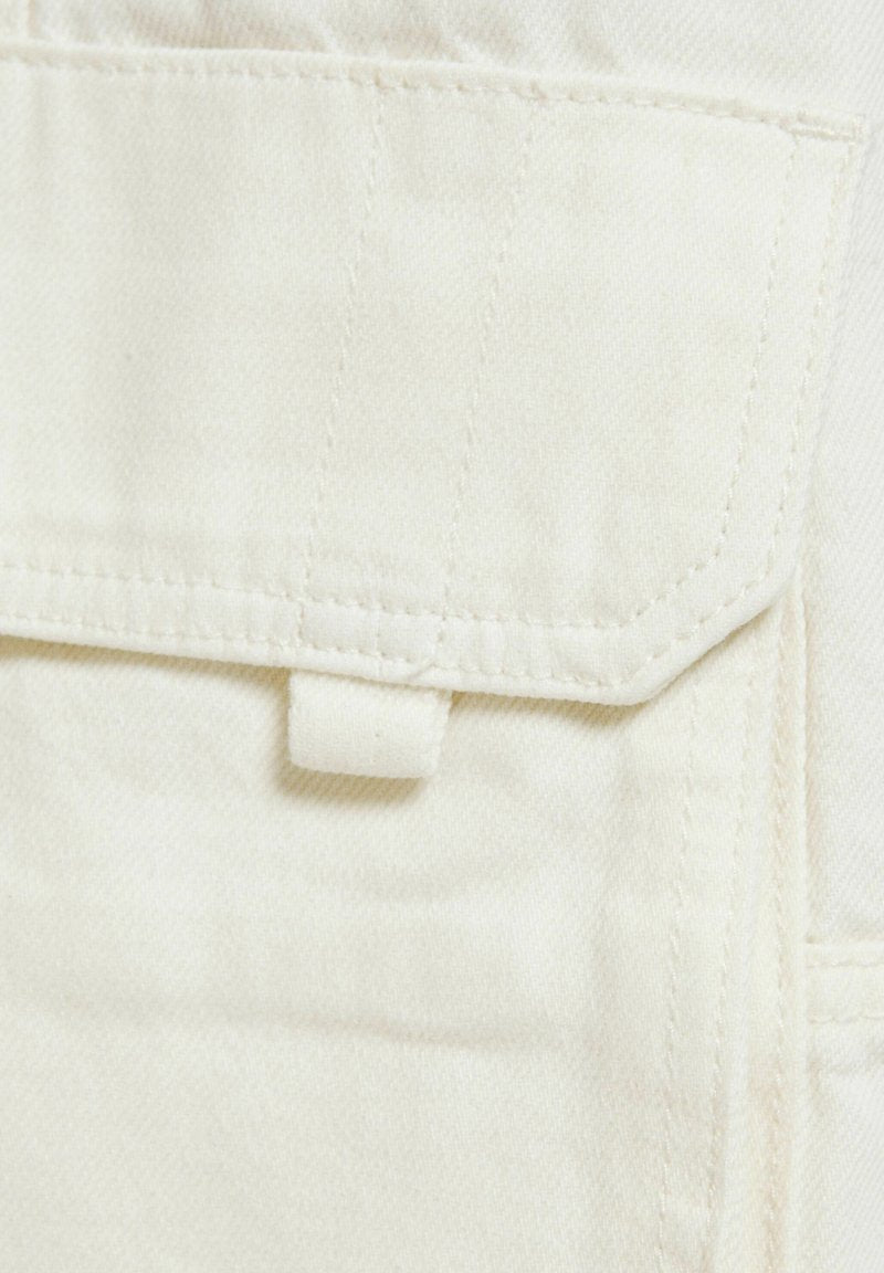 BERSHKA BAGGY CARGO - Shorts - Beige