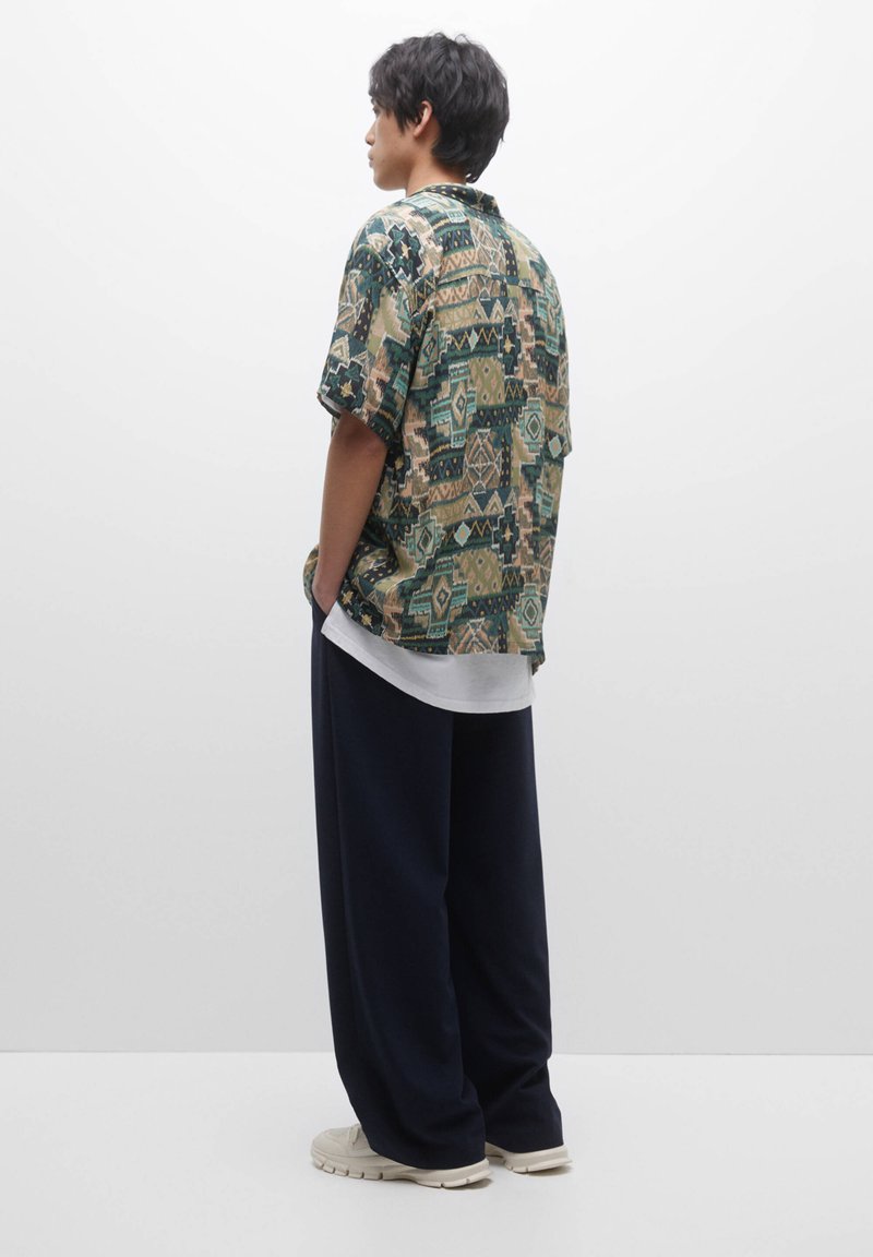 PULL & BEAR PRINTED SHORT SLEEVE - Hemd - Green