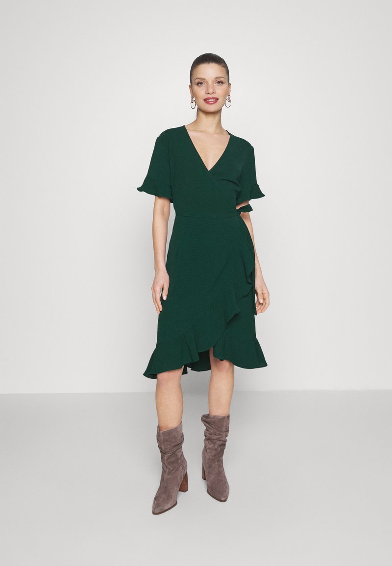 ONLY Petite ONLMETTE SWRAP FRILL DRESS - Freizeitkleid - Ponderosa Pine
