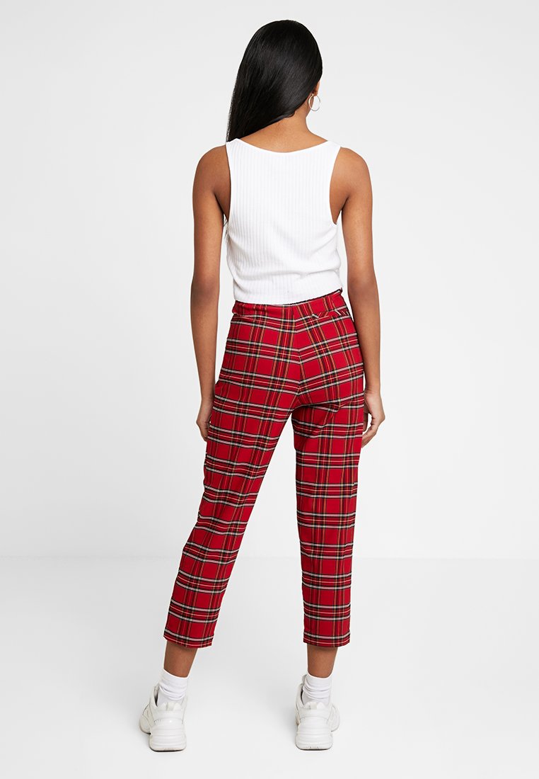 URBAN CLASSICS LADIES HIGHWAIST CHECKER CROPPED PANTS - Stoffhose - Red/black