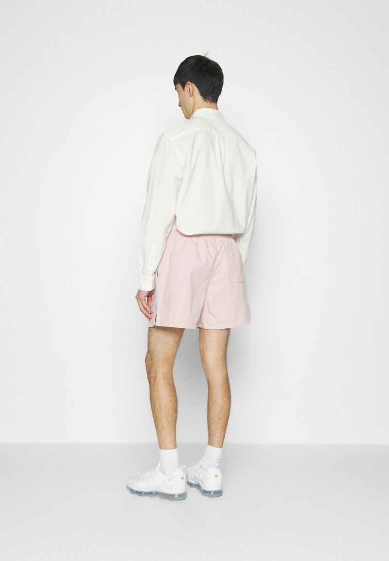Nike Sportswear CLUB FLOW WASH - Shorts - Pink Oxford/(white)