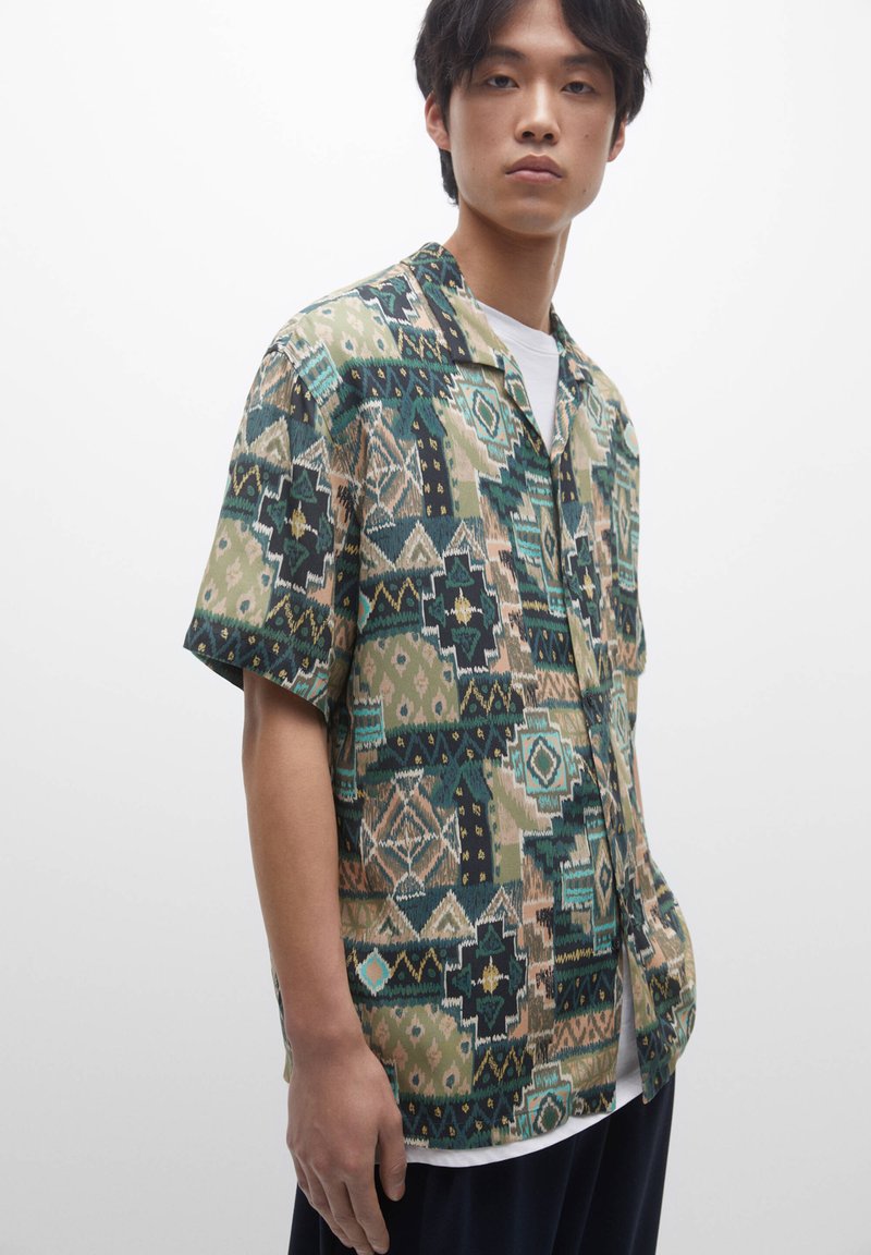 PULL & BEAR PRINTED SHORT SLEEVE - Hemd - Green
