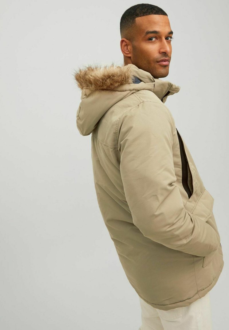Jack & Jones WARM GEFÜTTERTE MIT KUNSTFELL KAPUZE - Wintermantel - Braun