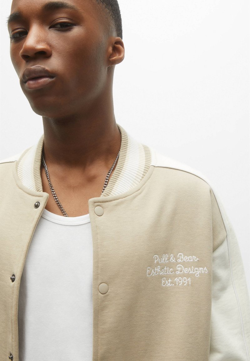 PULL & BEAR VARSITY - Bomberjacke - Sand
