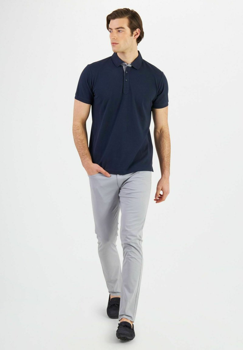  WITH OXFORD DETAILS - Poloshirt - Indaco