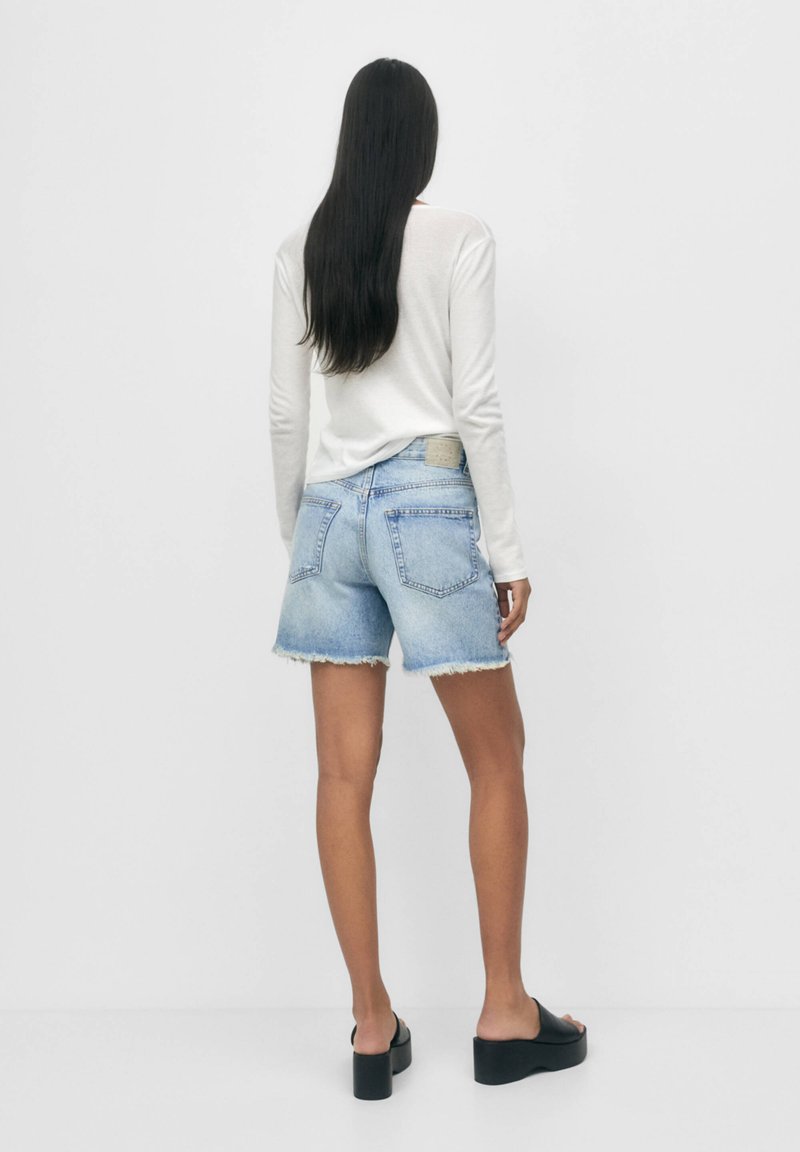 PULL & BEAR BERMUDA - Jeans Shorts - Light Blue Denim