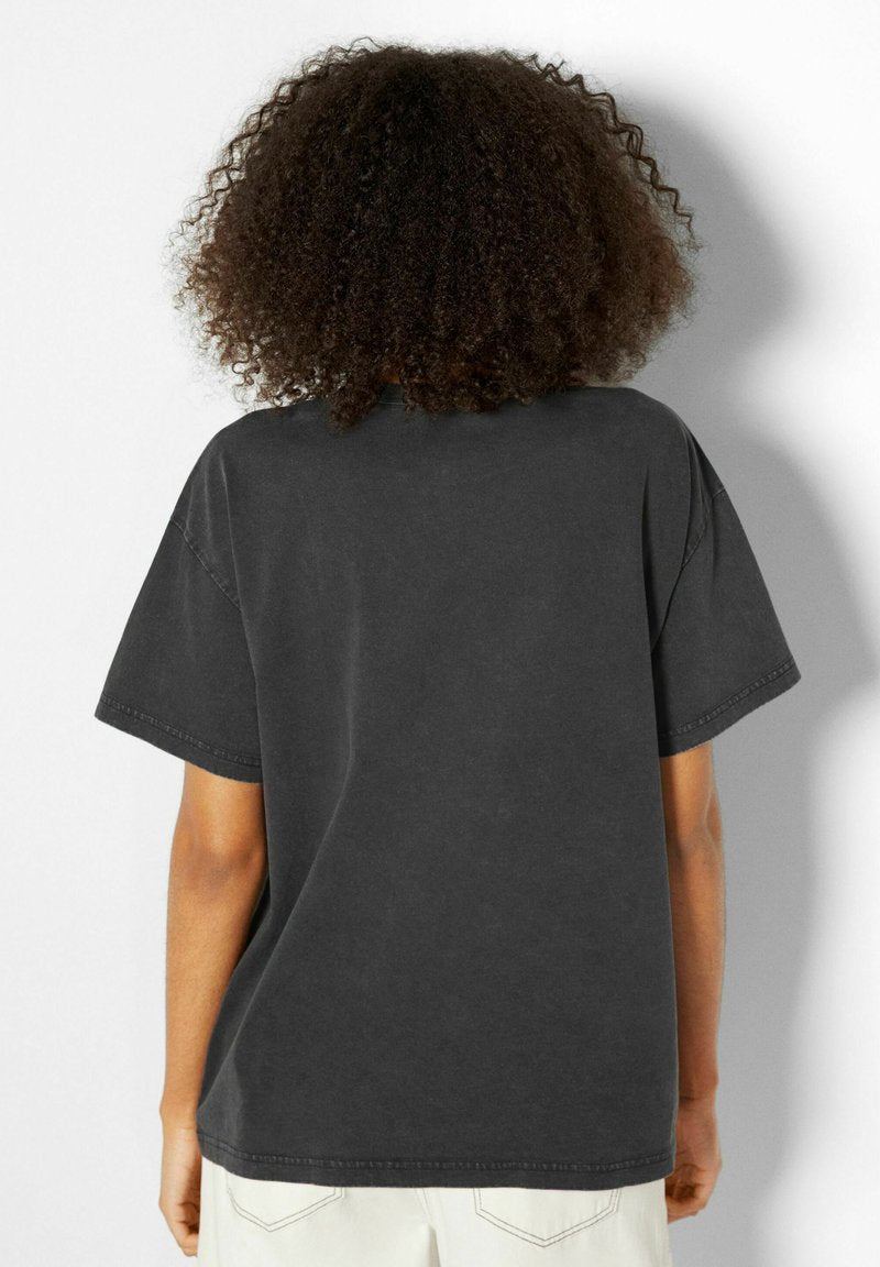 BERSHKA OVERSIZE SHORT SLEEVE - T-Shirt Print - Dark Grey