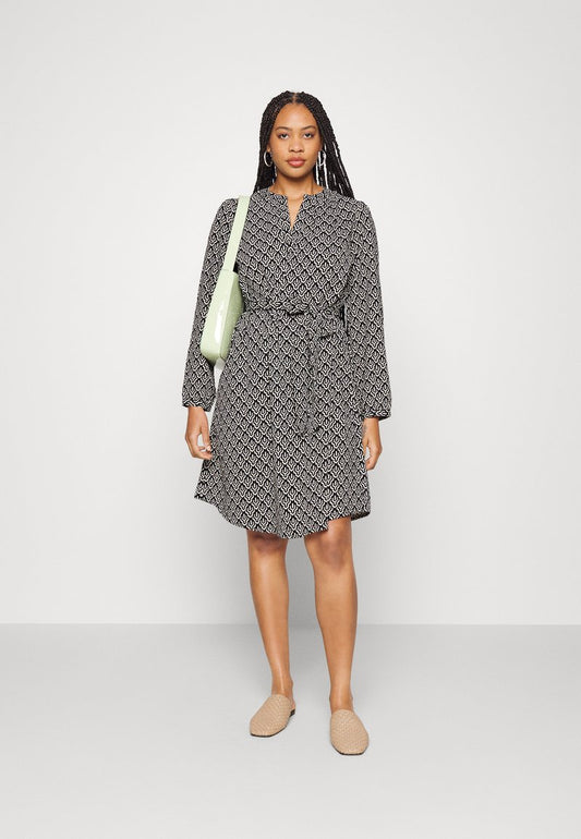 ONLY CARMAKOMA Freizeitkleid - Black/geometric Cloud Dancer