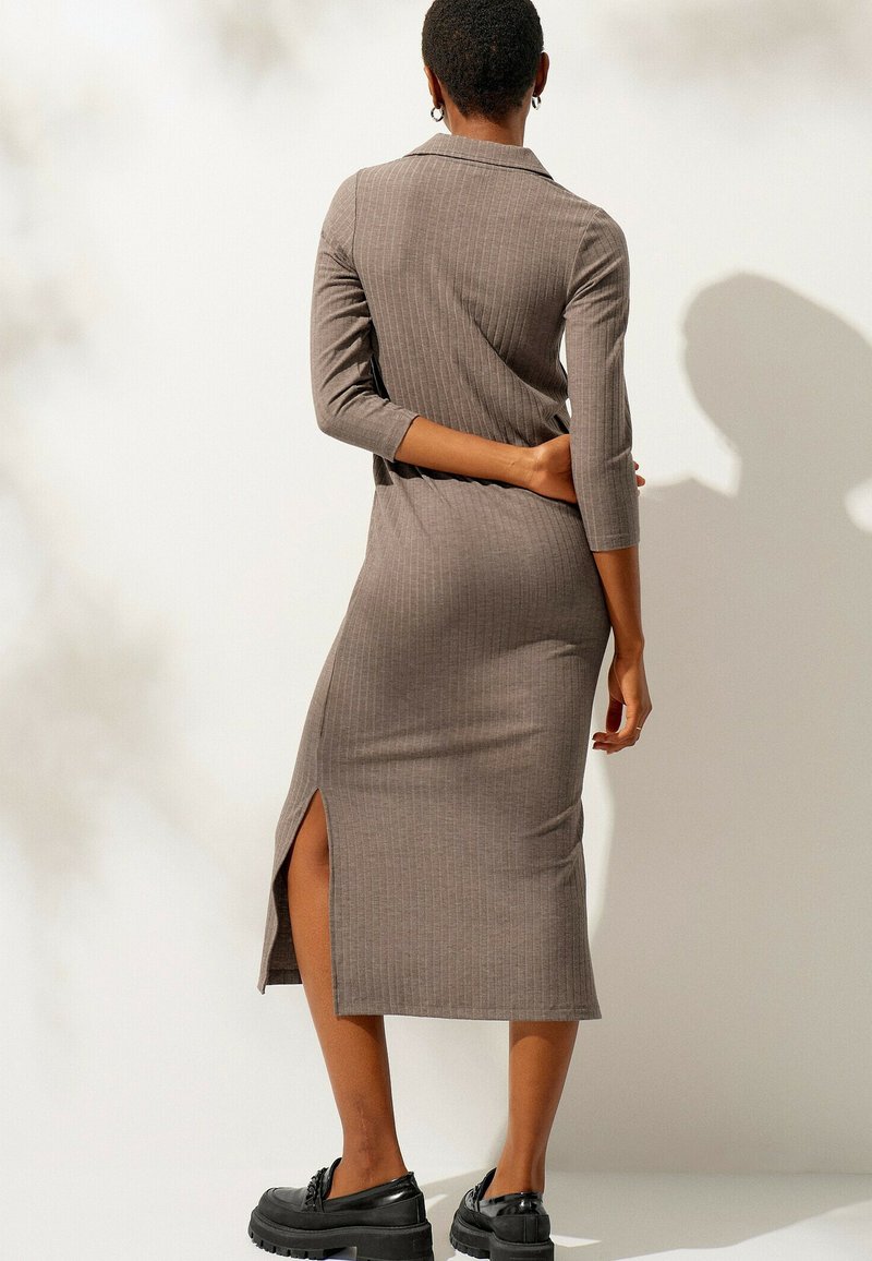  FREDRIKA RIBBED - Strickkleid - Braun