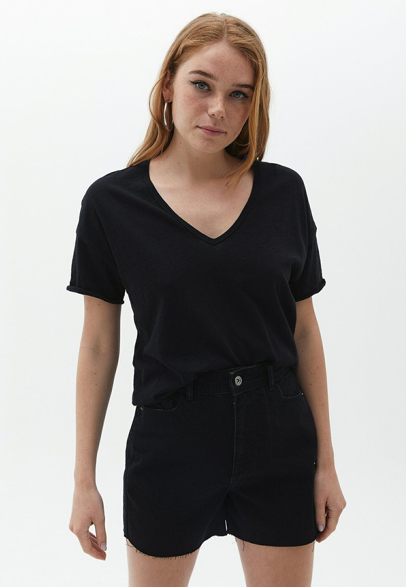  MIT ROLLSÄUMEN - T-Shirt Basic - Black