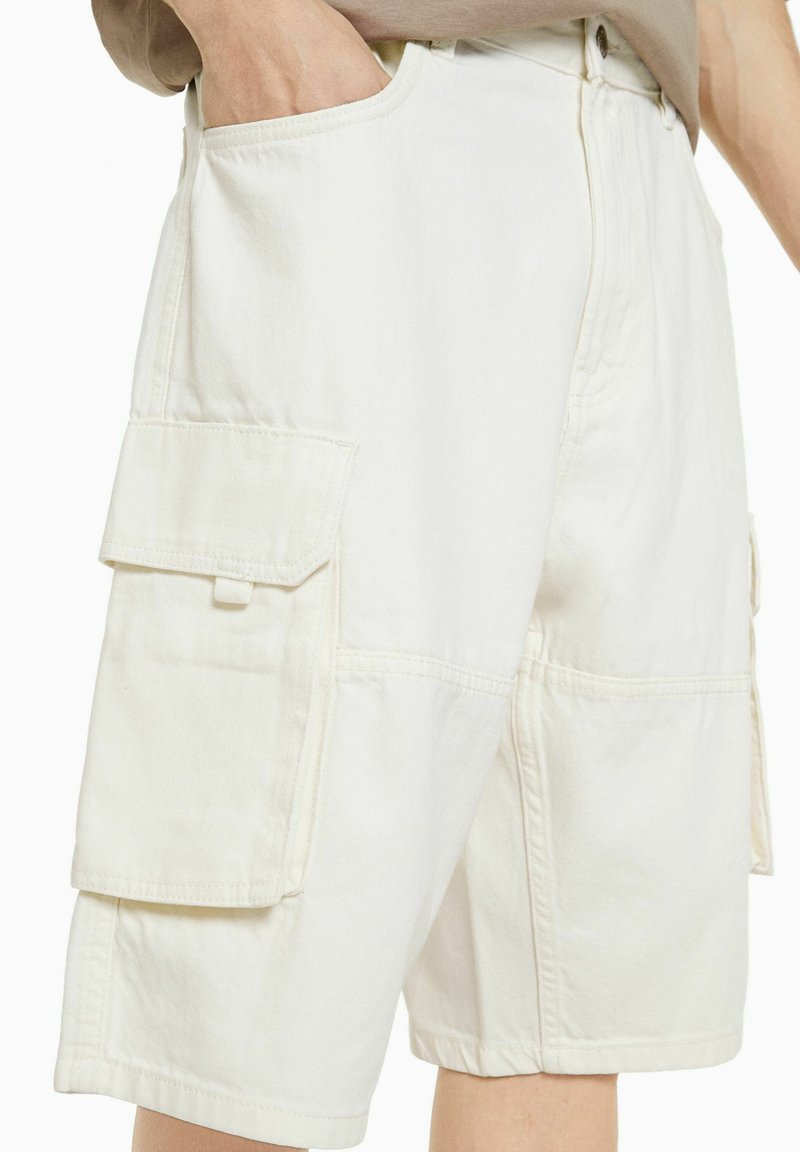 BERSHKA BAGGY CARGO - Shorts - Beige