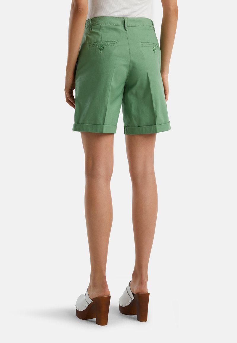 United Colors Of Benetton BERMUDA IN STRETCH - Shorts - Green