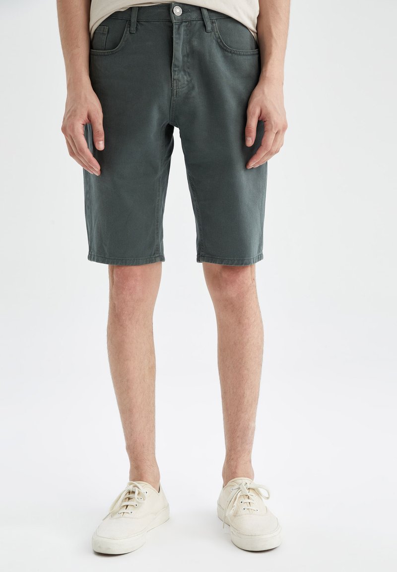 DeFacto REGULAR FIT - Jeans Shorts - Green