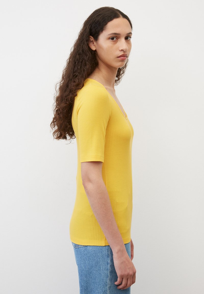 Marc O'Polo DENIM MODERN HALFSLEEVE SQUARE NECKLINE - T-Shirt Basic - Cream Gold