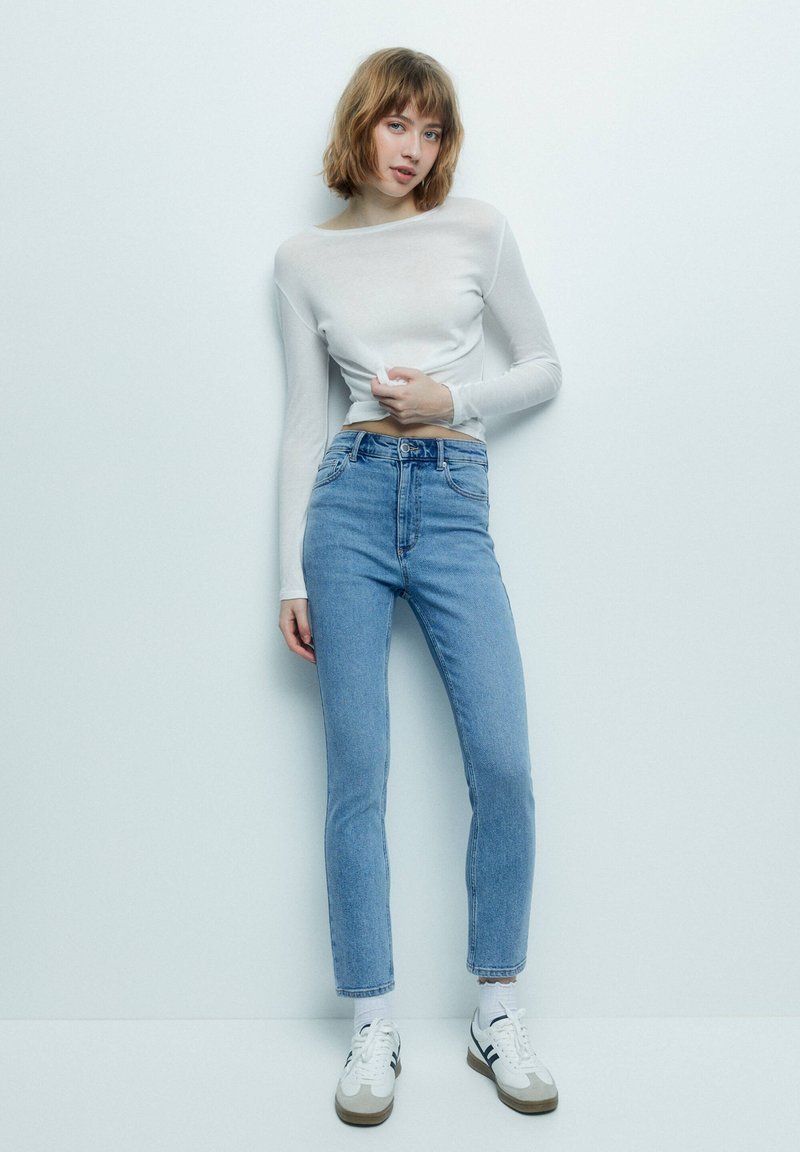 PULL & BEAR HIGH WAIST MOM - Jeans Slim Fit - Stone Blue Denim