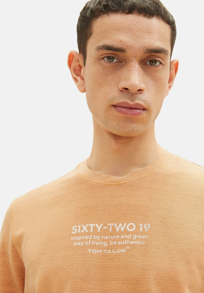 Tom Tailor MIT PRINT - T-Shirt Print - Washed Out Orange