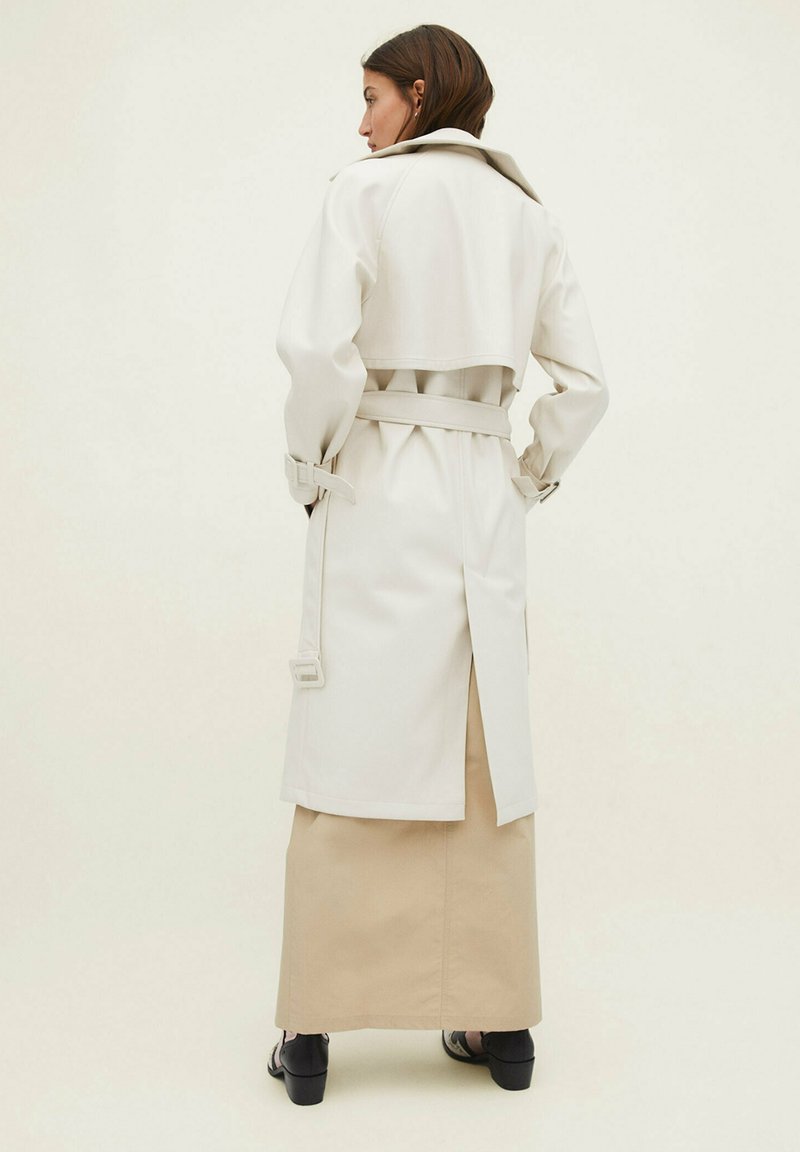 Stradivarius Trenchcoat - Off White