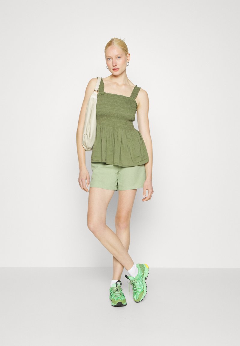 Vero Moda Tall VMJESMILO - Shorts - Reseda
