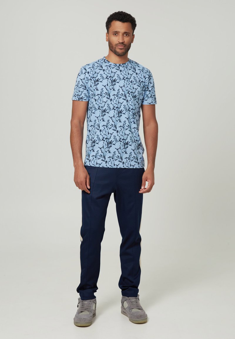  PICK SOMEBODY UP - - T-Shirt Print - Light Blue