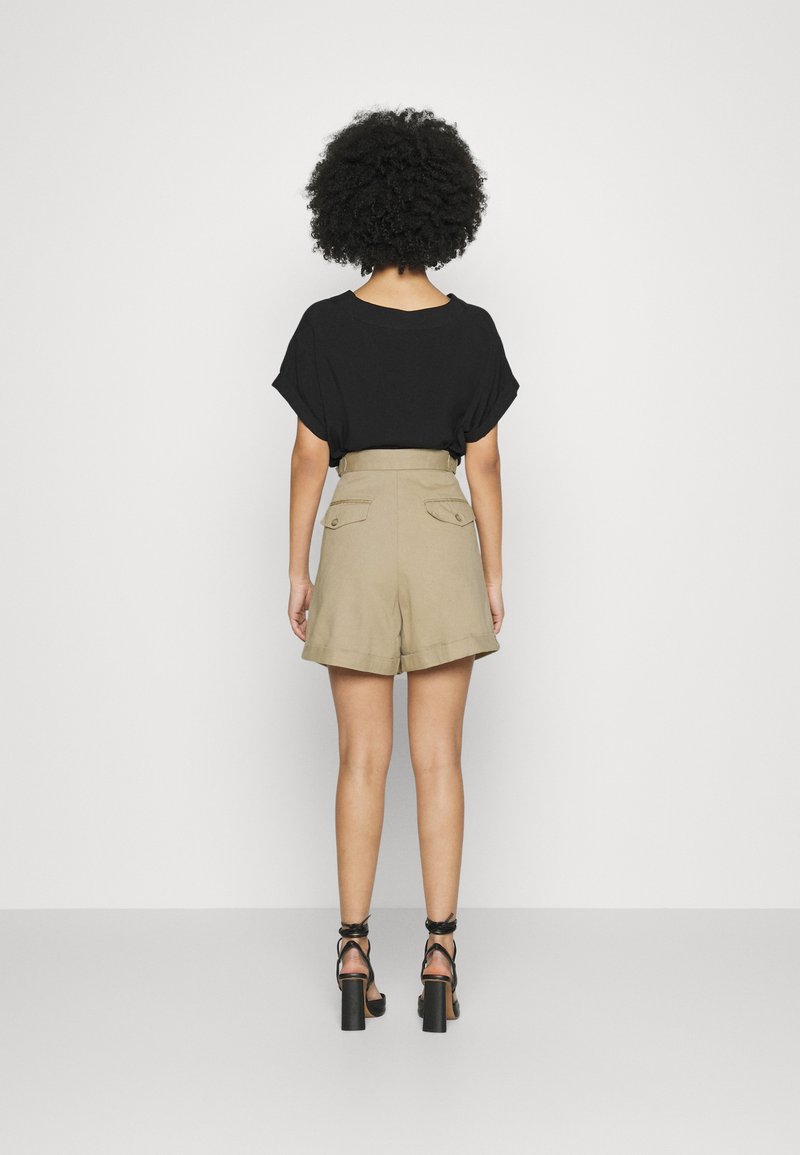  PLEATED ROLLED CUFF - Shorts - Sanded Khaki