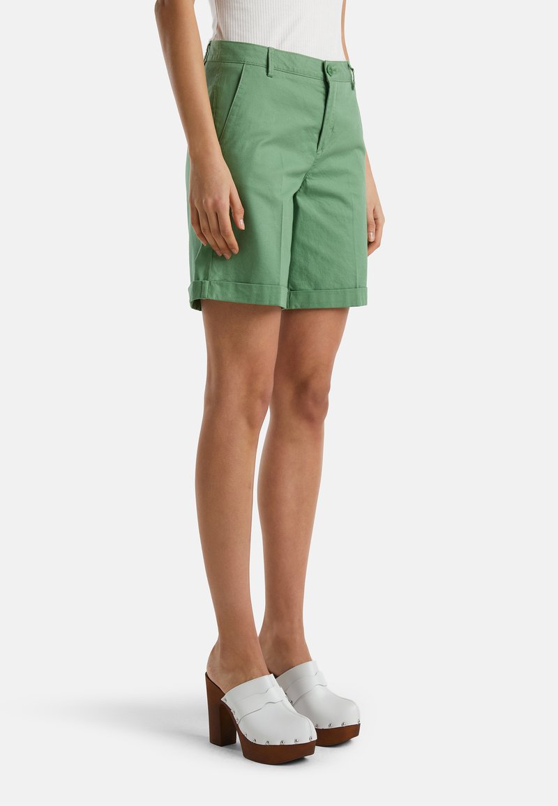 United Colors Of Benetton BERMUDA IN STRETCH - Shorts - Green