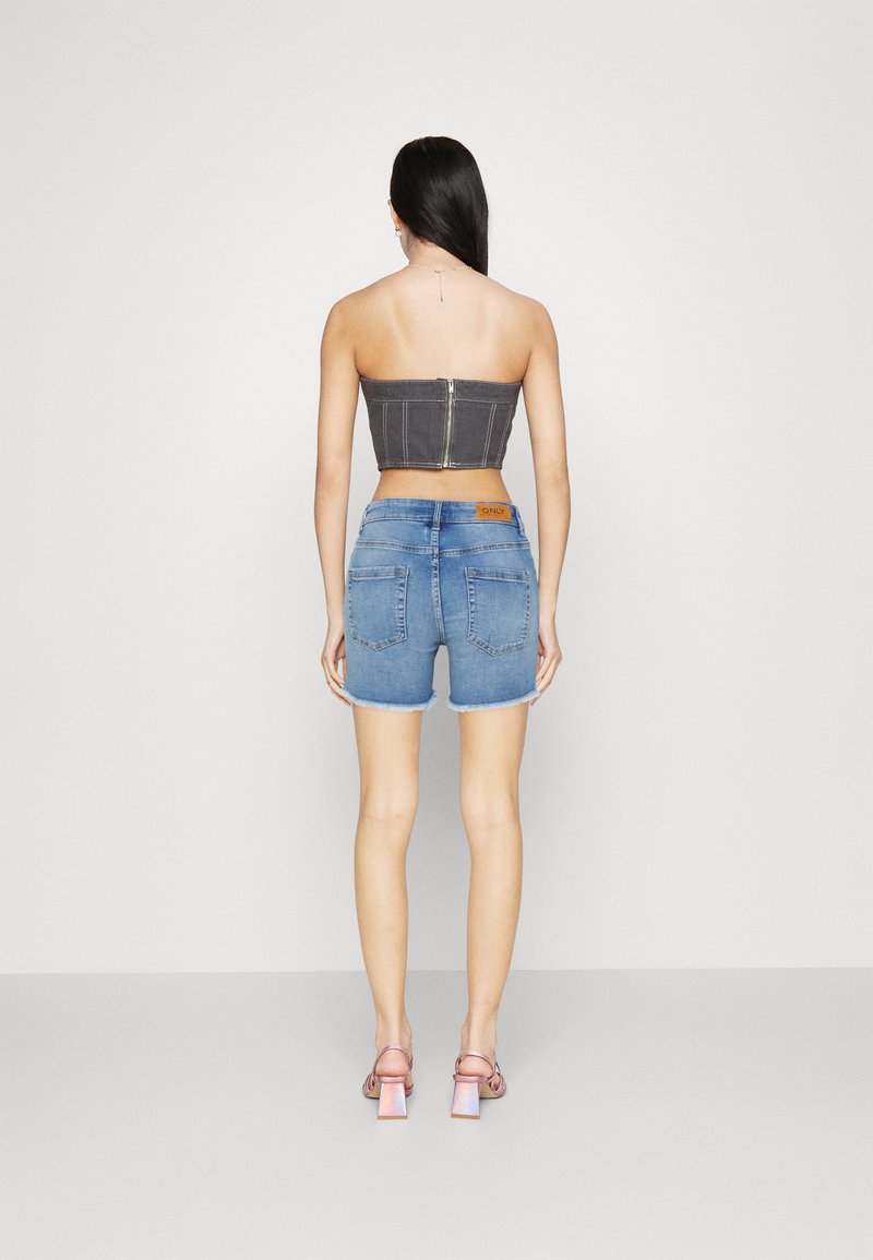 ONLY ONLBLUSH MID RAW - Jeans Shorts - Light Blue Denim