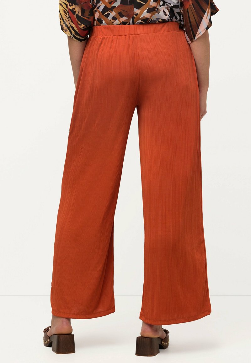Ulla Popken MARY COUPE MARLENE JAMBE LARGE TAILLE ÉLASTIQUE - Stoffhose - Terre/cuite