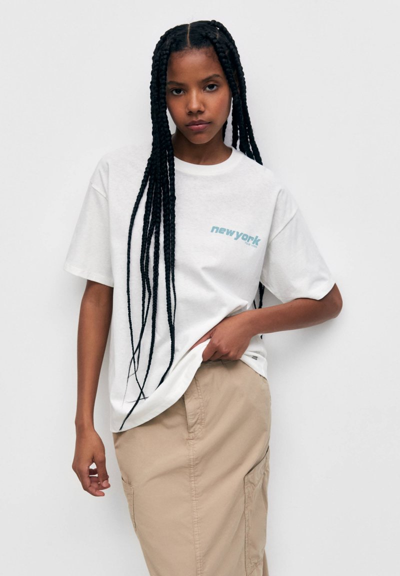 PULL & BEAR SHORT SLEEVE WITH CITIES - T-Shirt Print - White
