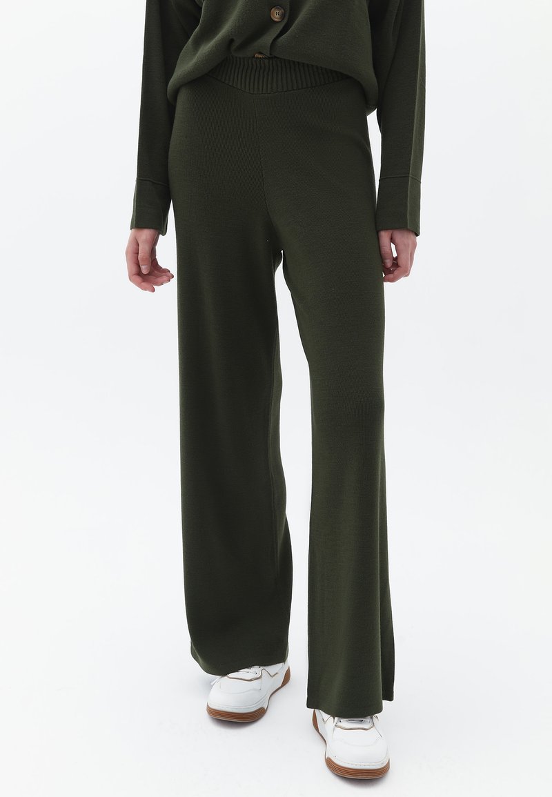  MIT AUSGESTELLTER BEINFORM - Stoffhose - Kombu Green