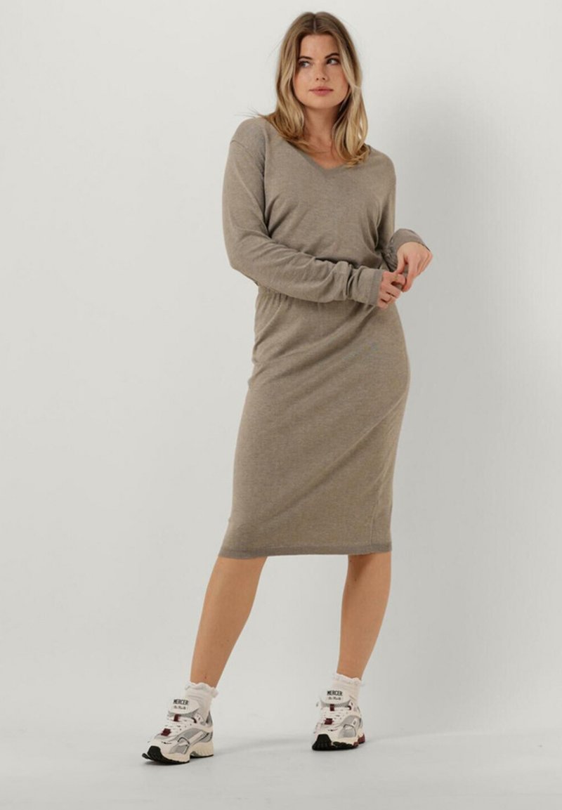 Minus VILENA V-NECK - Strickkleid - Bruin