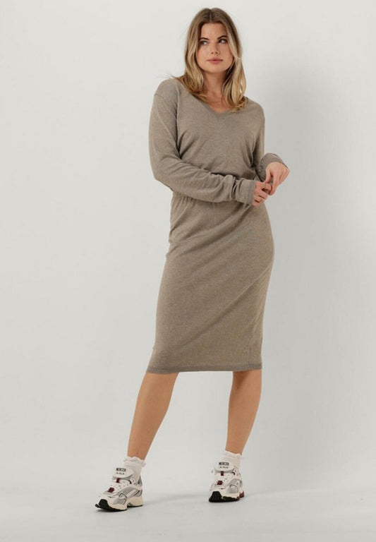 Minus VILENA V-NECK - Strickkleid - Bruin