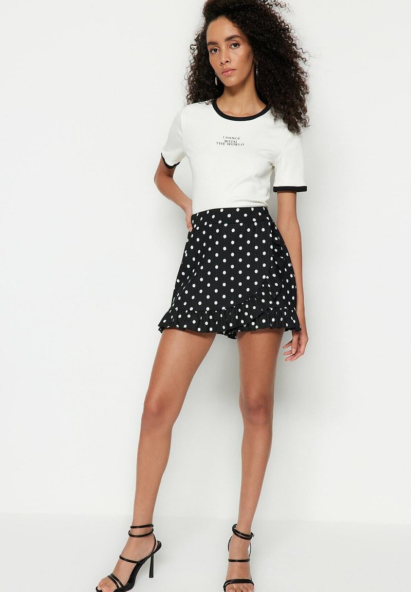 Trendyol GEWOONTJES - Shorts - Black