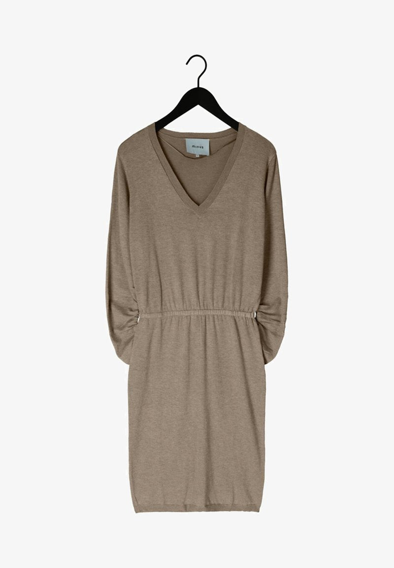 Minus VILENA V-NECK - Strickkleid - Bruin