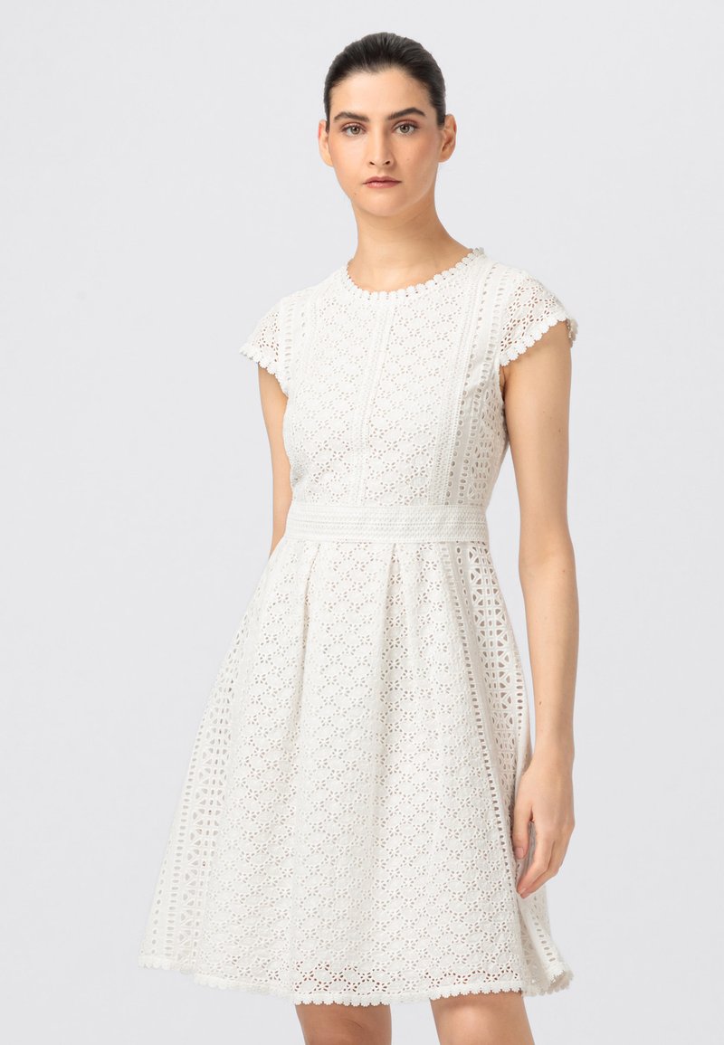  KNIELANGES MIT RÜCKEN-CUT-OUT - Freizeitkleid - Offwhite