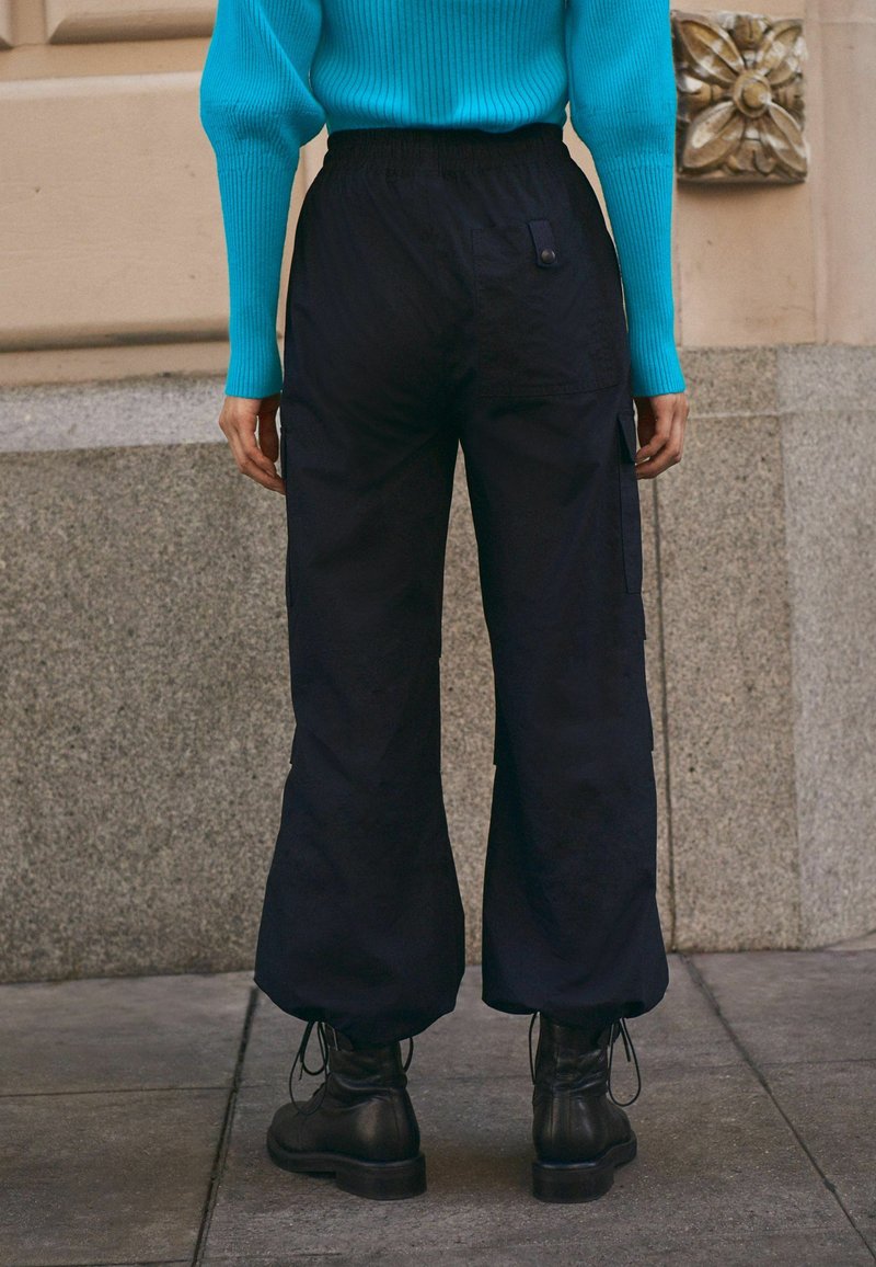 Next PARACHUTE STANDARD - Cargohose - Black