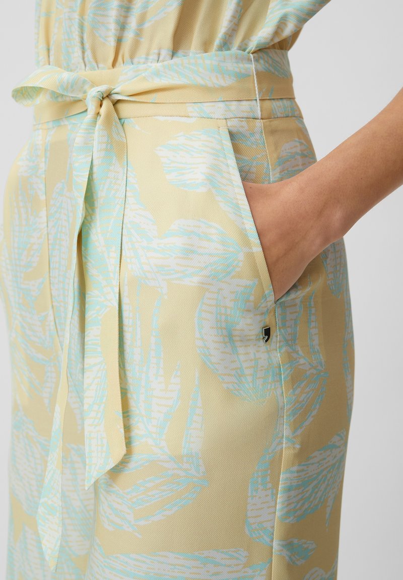 Comma MIT ALLOVER-PRINT - Jumpsuit - Helles Zitrone