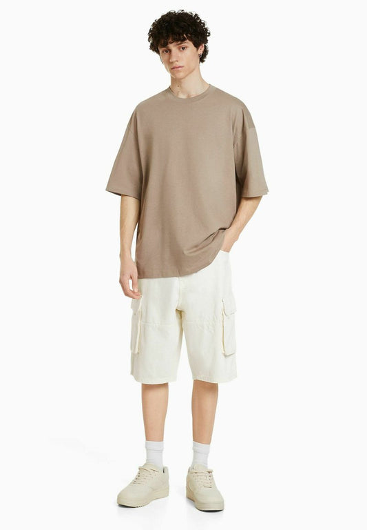 BERSHKA BAGGY CARGO - Shorts - Beige
