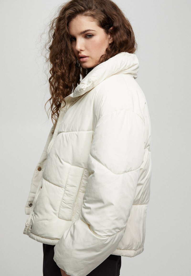 PULL & BEAR WITH A FUNNEL COLLAR - Winterjacke - Mottled Beige