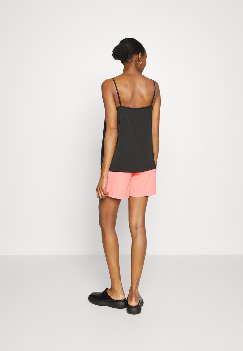 ONLY MATERNITY OLMLAURA PLEAT - Shorts - Georgia Peach