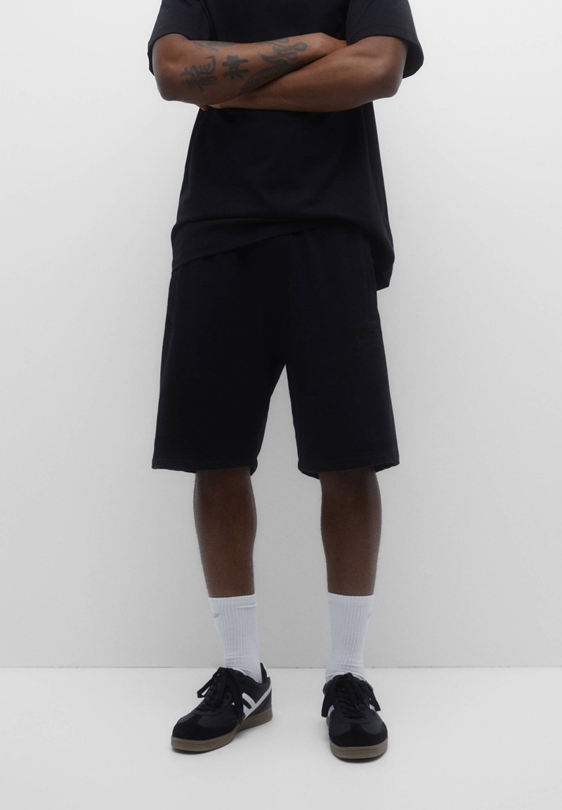 PULL & BEAR SET AND BERMUDA - Shorts - Black