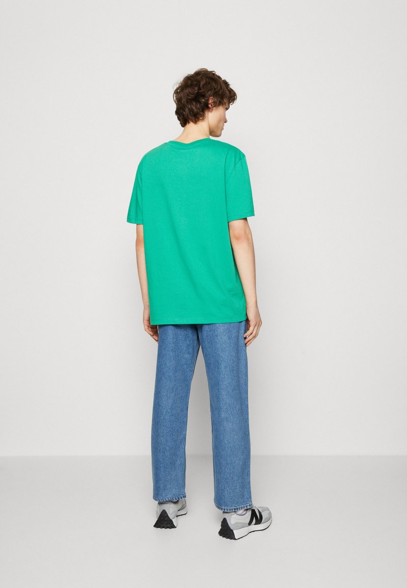 Wrangler LOGO TEE - T-Shirt Basic - Leprechaun Green