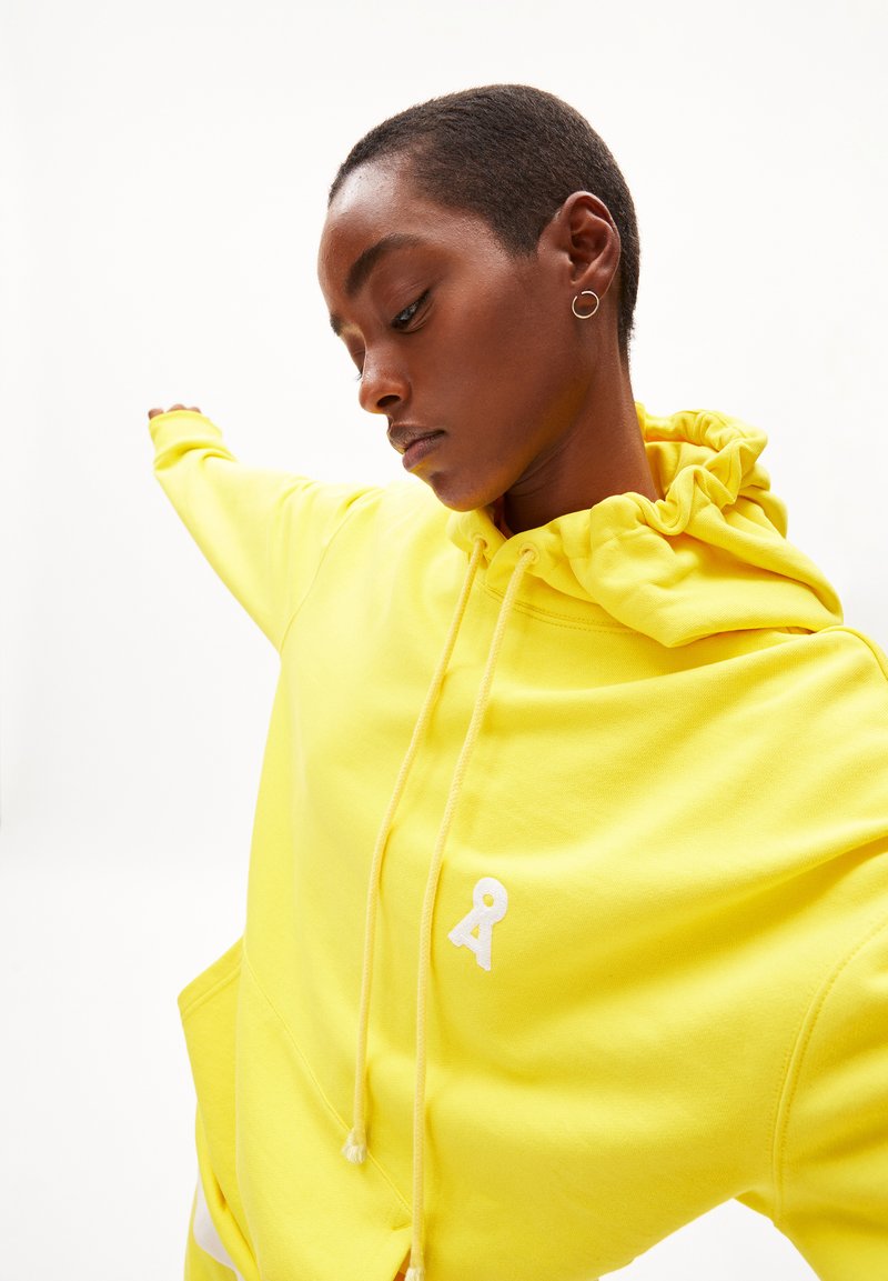  MAALI ICONIC CAPSULE - Kapuzenpullover - Armedangels Yellow