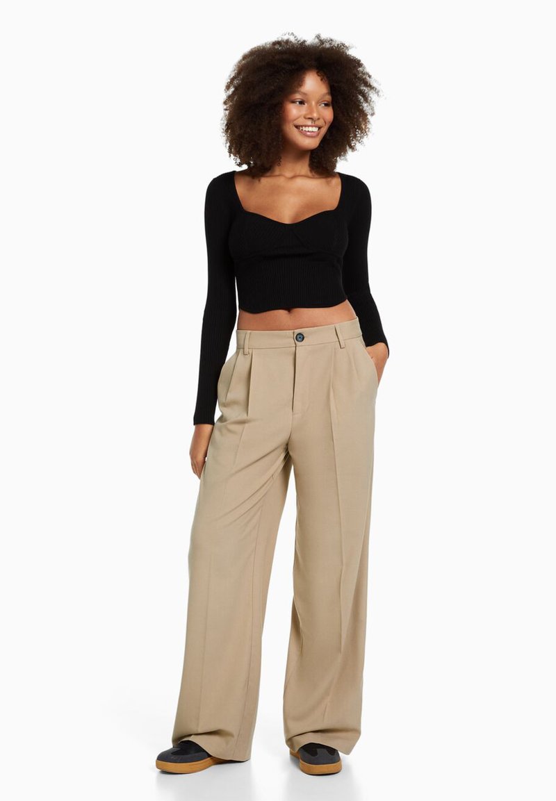 BERSHKA DAD FIT - Stoffhose - Camel