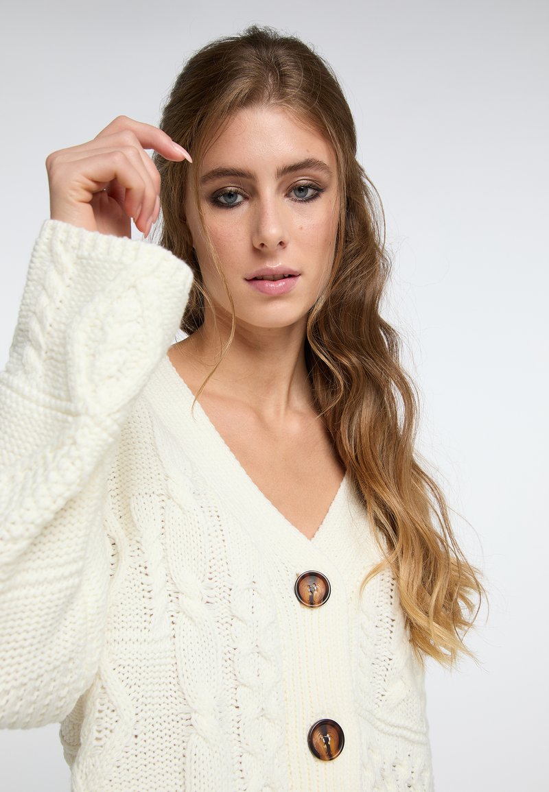 IZIA CROPPED GAYA - Strickjacke - Wollweiss